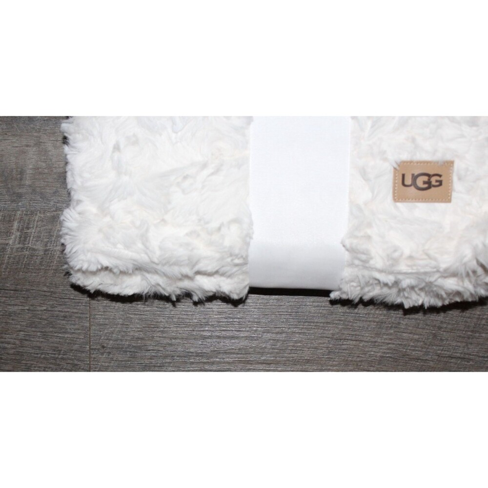 UGG HOME PLUSH FUR THROW SNOW WHITE NEW 50 X 70 - Picture 3 of 5